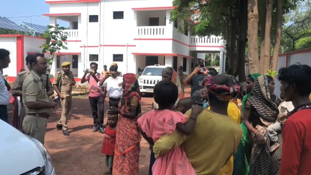 नौगढ़ थाने में देवदत्तपुर के वनवासियो ने मड़ई उजाड़े जाने और मारपीट किए जाने पर थाने का किया घेराव एएसपी ने दिया आश्वासन