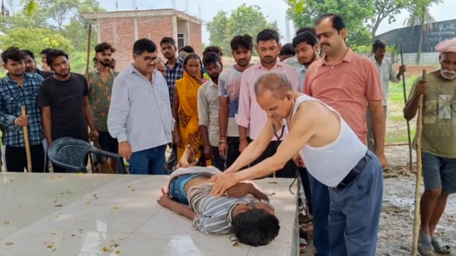 ब्लाक बाबागंज के ग्राम विकास अधिकारी संदीप कुमार की गलत रिपोर्ट के कारण युवक की गई जान#latest_news 