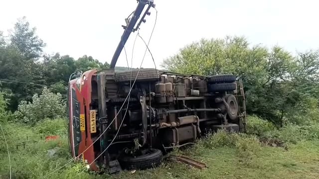 पिंपरी घाटाजवळ आयशर टेम्पो उलटला,चालक किरकोळ जखमी,चार लोखंडी खांबाचे नुकसान