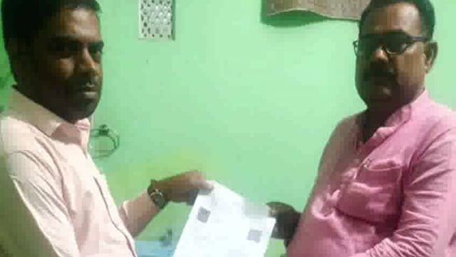 जिले के प्रथम बीएलओ बने त्रिपुरारी; जिला पदाधिकारी ने दी बधाई