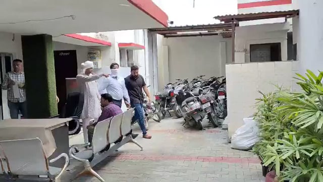 🆚कानपुर वालो देखो यह है आबकारी इंस्पेक्टर शैलेंद्र कुमार यह मूल रूप से कानपुर देहात के थाना भोगनीपुर के गांव असुआपुर के निवासी है इस के गांव तक यह विडियो पहुंचाओ 🗽

सहारनपुर में एंटी करप्शन टीम ने आबकारी निरीक्षक शैलेंद्र को 25 हजार रुपये रिश्वत लेते हुए गिरफ्तार कर है नागल क्षेत्र निवासी सुशील कुमार ने शिकायत की थी आरोप लगाया था कि निरीक्षक शैलेंद्र जमानत राशि वापस कराने के नाम पर रिश्वत मांग रहा है टीम ने जिला आबकारी कार्यालय में शैलेंद्र को रंगे हाथ पकड़ लिया है