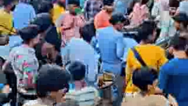 🆚.....लखीमपुर- मोहर्रम के छठी जुलूस में तलवारों के साथ प्रदर्शन
जुलूस में युवकों ने तलवारों के साथ प्रदर्शन किया
पुलिस ने आरोपी युवकों की तलाश तेज़ की
फरधान के अग्गरखुर्द में जुलूस का वीडियो वायरल.