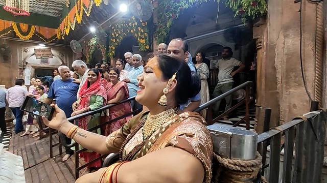 काली कमली वाले बाबा पहुंचे बांके बिहारी मंदिर वहां सखि से की मुलाकात