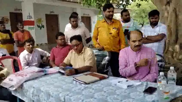 बाबागंज ब्लॉक के ग्रामसभा डीहबलई में शिकायत मिलने पर पहुंचे लोकपाल मनरेगा को अनियमित्ता मिलने पर जिम्मेदार को लगाई फटकार