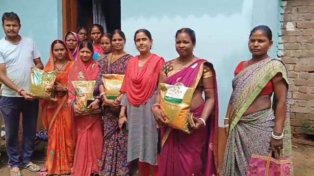 गांडेय में किसानों के बीज म क ई के बीज का वितरण ,कहा किसानों को प्रोत्साहित करने के लिए बीज का वितरण किया जा रहा है 