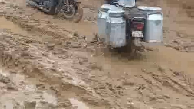 पिनाहट ।क्योरी बीच का पुरा का कच्चा रास्ता दल् दल् मे बदला