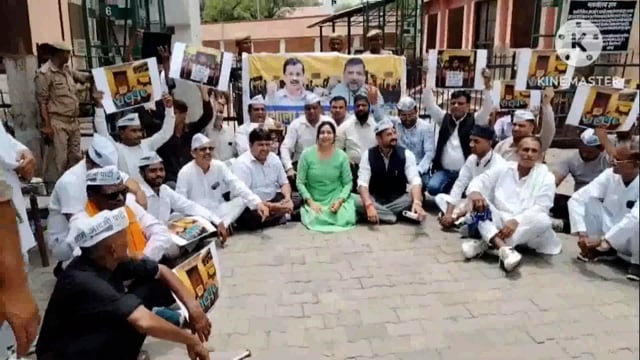स्कूलों की बंदी को लेकर आम आदमी पार्टी ने किया प्रदर्शन आगरा कलेक्टर पर किया घिराव राष्ट्रपति जी के नाम पर दिया ज्ञापन