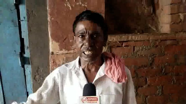 मथुरा अंतर्गत द्वारकाधीश मंदिर के असकुंडा घाट पर नाव मैं यात्रियों को घूमने को लेकर पांडा और नाविक आमने-सामने आ गए