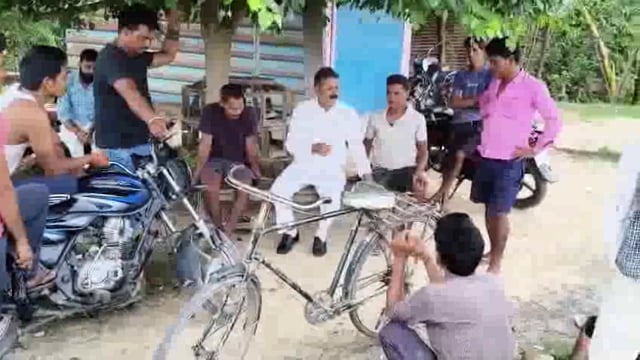  137 पलिया विधानसभा  थरूहाट पहुंच माननीय राष्ट्रीय अध्यक्ष श्री अखिलेश यादव का संदेश पहुंचाया संजीव मिश्रा जी ने 