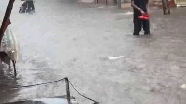 झांसी पटोरीया आज फिर घर और दुकान में भरा पानी रोट और नालियां बनी नदीया