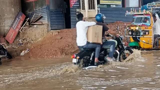 मथुरा: मथुरा में नहीं हो रहा जल भराव की समस्या का समाधान, राया रोड यमुना एक्सप्रेसवे कट पर भरा पानी...