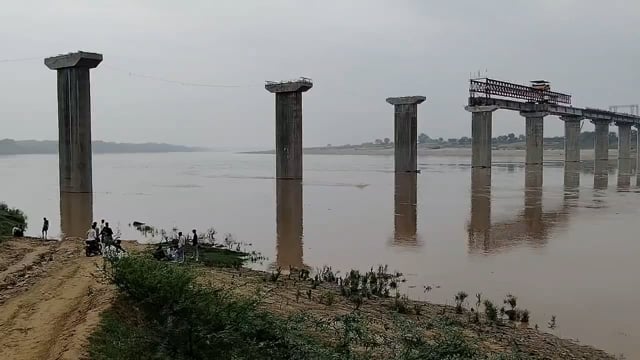 पिनाहट ाकोटा बैराज से छोडा गया पानी चंबल नदी का जल स्थर बड़ा 118 मीटर पर पहुंच गया पानी तेजी गति से बड़ रही है 