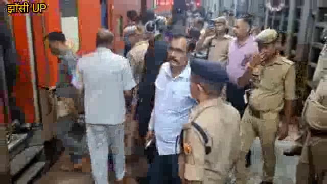 झांसी स्टेशन पर बम की सूचना से हड़कंप संपर्क क्रांति एक्सप्रेस को रोका गया, पुलिस ने यात्रियों को उतारकर ली तलाशी