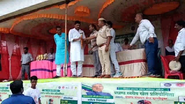 प्रखंड स्तरीय तीन दिवसीय खेल प्रतियोगिता का प्रखंड प्रमुख ने मशाल जलाकर किया शुभारंभ