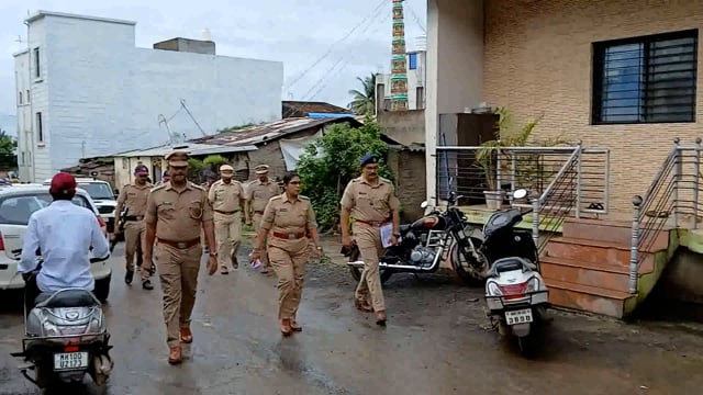 ताबुतांची पहाणी करण्यासाठी कडेगांव पोलिस ठाण्याचे वरिष्ठ पोलिसनिरीक्षक संग्राम शेवाळे यांच्या समवेत विभागियपोलिस अधिकारी