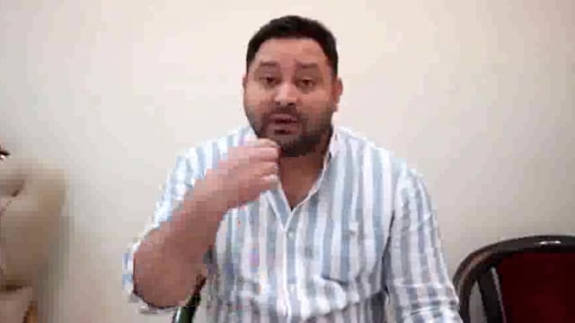 बिहार में वोटर लिस्ट की नई प्रक्रिया पर बवाल, तेजस्वी यादव ने उठाए तार्किक सवाल

बिहार में वोटर लिस्ट की नई प्रक्रिया को लेकर राजनीति गरमा गई है। इस मुद्दे पर राज्य में तीखी बहस चल रही है, खासकर तब से जब तेजस्वी यादव ने इस पर सवाल उठाए हैं। तेजस्वी द्वारा उठाया गया#politics