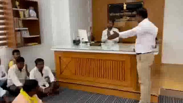 गुडसुर येथील शेतकऱ्यांनी न्याय मागणीसाठी गटविकास अधिकाऱ्यांच्या दालनात मांडला ठिय्या