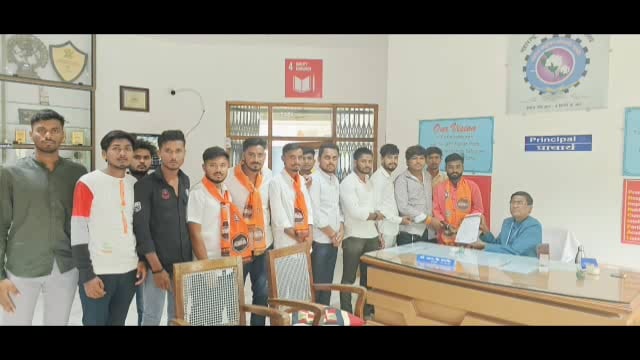 महाविद्यालयाच्या प्रवेशद्वारासमोर टुकार मुलांना प्रतिबंध घालण्याची मनसे विध्यार्थी सेनेची मागणी