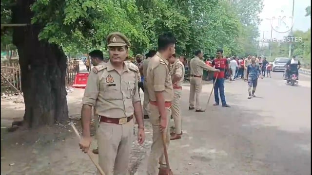 आगरा कैंट और लाल कुर्ती फुटपाथ पर नगर निगम अतिक्रमण अभियान चलाया