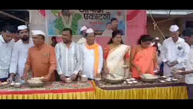 छत्रपती शिवाजी महाराज चौकात आषाढी एकादशी निमित्त फराळाचे वाटप