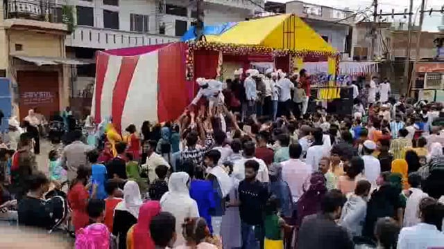 झाँसी लक्ष्मीताल में यौमे असूरा दशवी मोहर्रम का जुलूस अकीदत व एहतराम के साथ निकाला गया जिसमें सभी ताजिया ठंडे किए गए