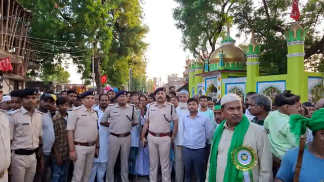 मोहर्रम को लेकर एसडीपीओ सहित अधिकारियों ने मुस्लिम समुदाय के लोगों के बीच पहुंचकर सुरक्षा व्यवस्था का लिया जायजा।