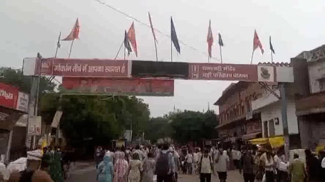 गोवर्धन की परिक्रमा जाऊ मेरे वीर ना माने मेरा मनुआ शासन प्रशासन की वस्थाओं के बीच दे रहे हैं श्रद्धालु गोवर्धन परिक्रमा