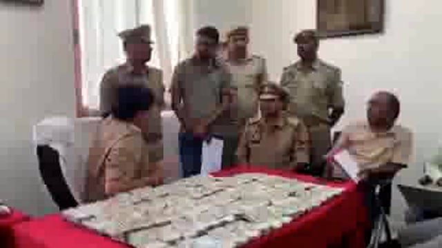 ▶️.....वाराणसी : कैंट स्टेशन पर 35 लाख का हवाला पकड़ा गया, फिल्मी स्टाइल में होता था लेनदेन 

 बनारस से बिहार ले जाया जा रहा था हवाला का पैसा
 GRP ने 35 लाख रुपये के साथ एक एजेंट को दबोचा
 इनकम टैक्स की टीम कर रही गहन जां 1 रुपये के नोट के नंबर से होता था पूरा लेनदेन
 पकड़े गए आरोपी ने किए कई चौंकाने वाले खुलासे
 वाराणसी के कैंट रेलवे स्टेशन का मामला