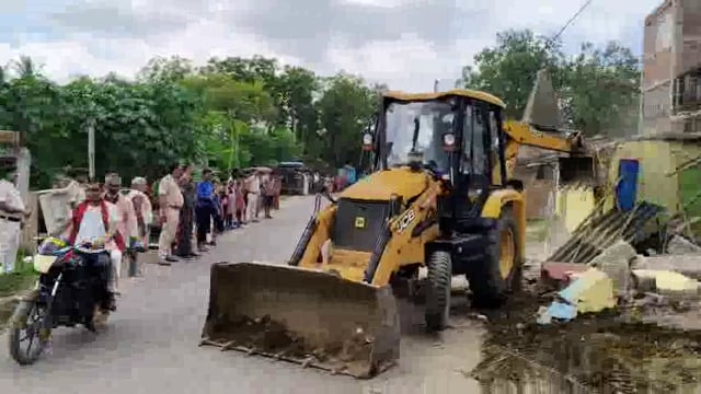 जिलाधिकारी के आदेश पर मादाचक गांव में सरकारी भूमि से हटाया गया अतिक्रमण।