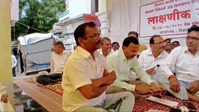 दिघंची मध्ये दिव्यांग निधी व ट्रॅक्टर खरेदी गैरव्यवहार चौकशी मागणीसाठी उपोषण