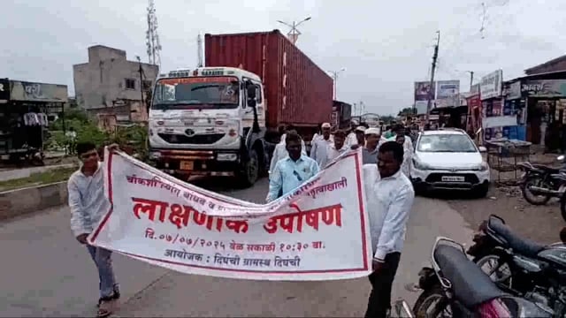 दिघंची मध्ये दिव्यांग निधी व ट्रॅक्टर खरेदी गैरव्यवहार चौकशी मागणीसाठी उपोषण