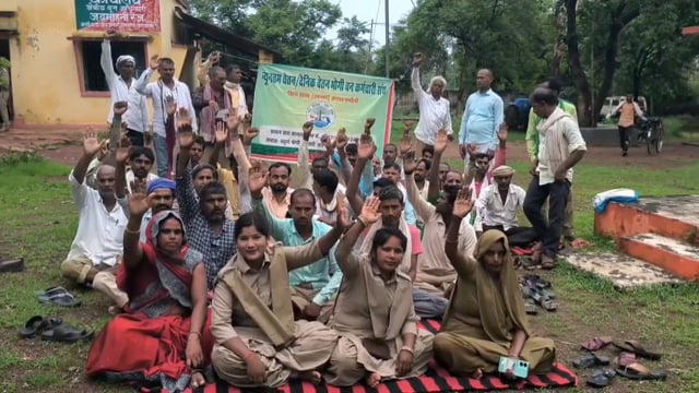 जयमोहनी रेंज परिसर में मांग पूरी नहीं होने से नाराज दैनिक वेतन भोगी कर्मचारियों ने 21वें दिन किया धरना प्रदर्शन