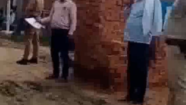 झांसी में सत्ताधारी दल के दो नेताओं की लड़ाई में पिसा आम नागरिक, भानी देवी गोयल स्कूल के पीछे का ये वायरल वीडियो 