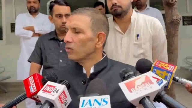 जीतू पटवारी का आरोप, "शिवराज सिर्फ बयानबाजी करके किसानों की सहानुभूति बटोरना चाहते हैं" कांग्रेस नेता जीतू पटवारी ने पूर्व मुख्यमंत्री शिवराज सिंह चौहान पर तीखा हमला करते हुए आरोप लगाया कि वे सिर्फ बयानबाजी करके किसानों की सहानुभूति बटोरने की कोशिश कर रहे हैं। पटवारी ने कहा, "शिवराज सिंह अब सिर्फ#politics