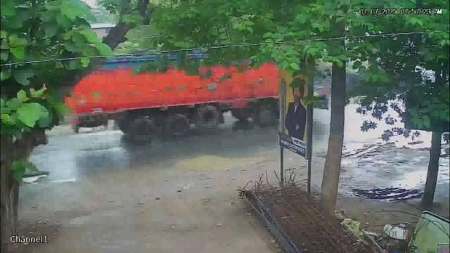 लापरवाही:बांका के बौंसी में राजलक्ष्मी रोडवेज बस में ट्रक मारी ठोकर,बाल बाल बचे यात्री, कब लेगा परिवहन विभाग जिम्मेवारी।