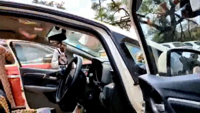 वृन्दावन में दर्शन करने आये यात्रियों के साथ कुत्ते की बंद गाड़ी में मौत बृजवासियों ने बमुश्किल गाड़ी खोलकर बाहर निकाला