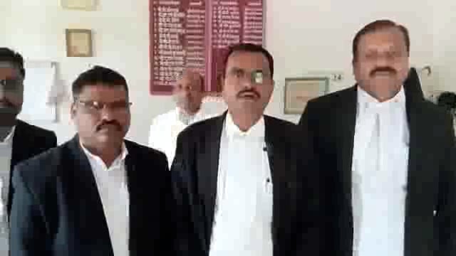 नाशिक व पंढरपूर येथे वकिलांच्या वर झालेल्या हल्ल्याच्या निषेधार्थ आटपाडी वकील संघटनेकडून कामापासून अलिप्त राहून निषेध