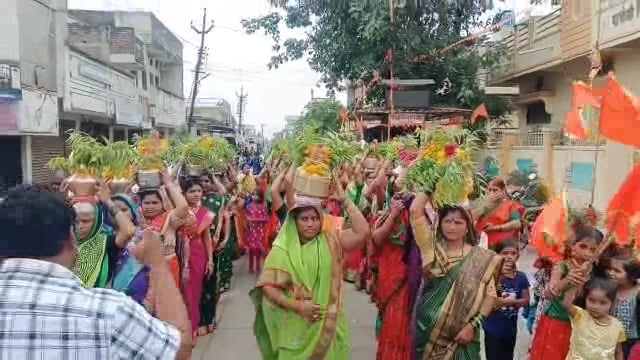 बनशेळकी रोड येथे मरीआईमाता मंदिराच्या वतीने कलश दिंडी
