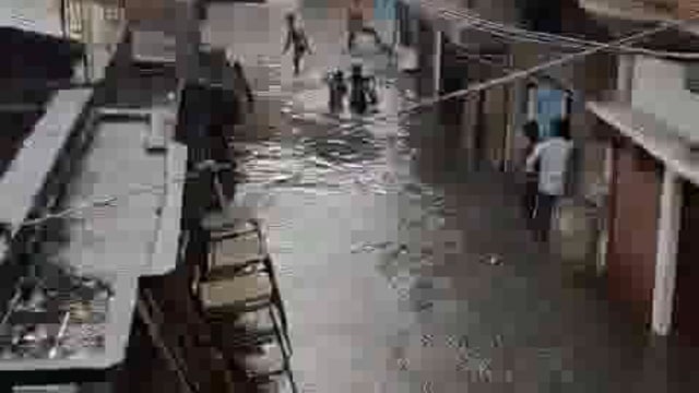 झांसी में हुई झमाझम बारिश से गलियां बनी नदियां 