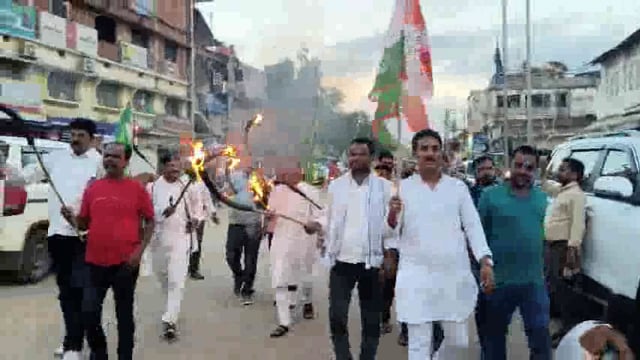 चुनाव आयोग द्वारा चलाए जा रहे मतदाता पुनरीक्षण के विरोध में महागठबंधन ने निकाला मसाल जुलूस 