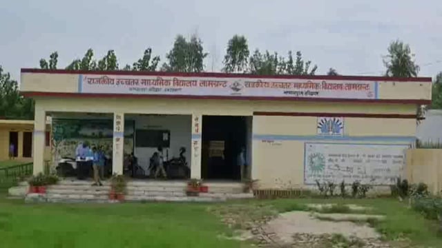 हरिद्वार! लाम ग्रांट में स्कूली बच्चे घास फाड़ते आए नजर! नहीं बता पाए आसान सवाल!