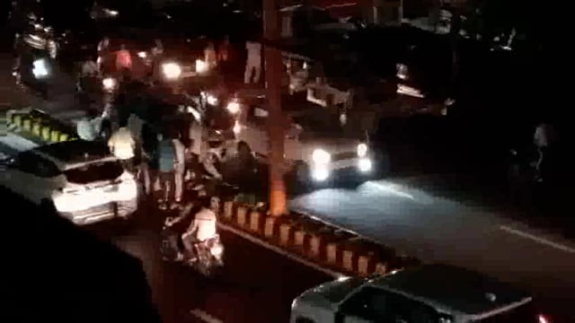 झांसी में तेज बारिश के बाद लाइट जाने के कारण अंधेरी सड़कों पर  डिवाइडर पर चढ़ी  कार ।