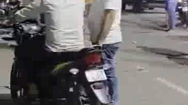 पलिया के सैकड़ो विधुत उपभोक्ताओं ने स्टेशन रोड पर मेला गेट के सामने लगाया जाम