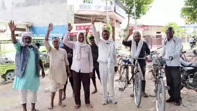 कोपागंज कसारा सड़क मार्ग की मरम्मत को लेकर ग्रामीणों ने धान रोप कर किया प्रदर्शन, जल्द से जल्द मार्ग बनाने की मांग की 