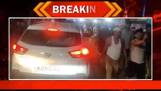 गोवर्धन राजकीय मुड़िया पूर्णिमा मेला में पुलिस की बड़ी लापरवाही: लाखों परिक्रमार्थियों के बीच में फर्राटा भरती चार पहिया गाड़ी, भगवान भरोसे परिक्रमा करते दिखे श्रध्दालु।