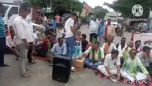 सूर्यगढ़ा -बिहार बंद का असर सूर्यगढ़ा में भी दिखा वही 6 घंटे एन एच 80 को जाम रखा गया 2 वजे जाम को समाप्त किया गया।