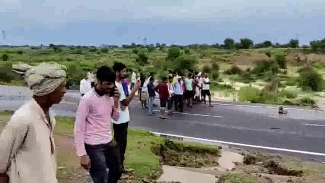 राजस्थान के झुंझुनू में उद्घाटन से पहले ही सड़क बह गई, प्रशासन पर सवाल

राजस्थान के झुंझुनू जिले में एक सड़क उद्घाटन से पहले ही भारी बारिश और बाढ़ के कारण बह गई, जिससे स्थानीय प्रशासन की कार्यप्रणाली पर सवाल उठ#politics