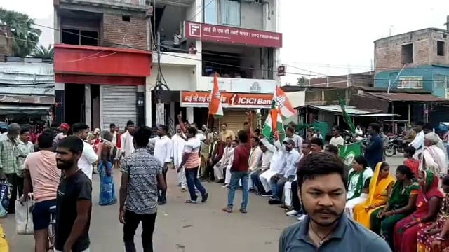 मतदाता पुनरीक्षण के खिलाफ अमरपुर में महागठबंधन का चक्काजाम।परीक्षार्थी भी फंसे जाम में।