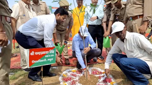 यूपी सरकार के मंत्री व एमएलसीयो ने जिला अधिकारी मथुरा के साथ किया वृक्षारोपण