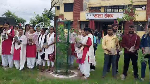 राजकीय महाविद्यालय में पौधा रोपण किए गए जिसमें छात्र और छात्र शिक्षक मिलकर पौधा लगाया
